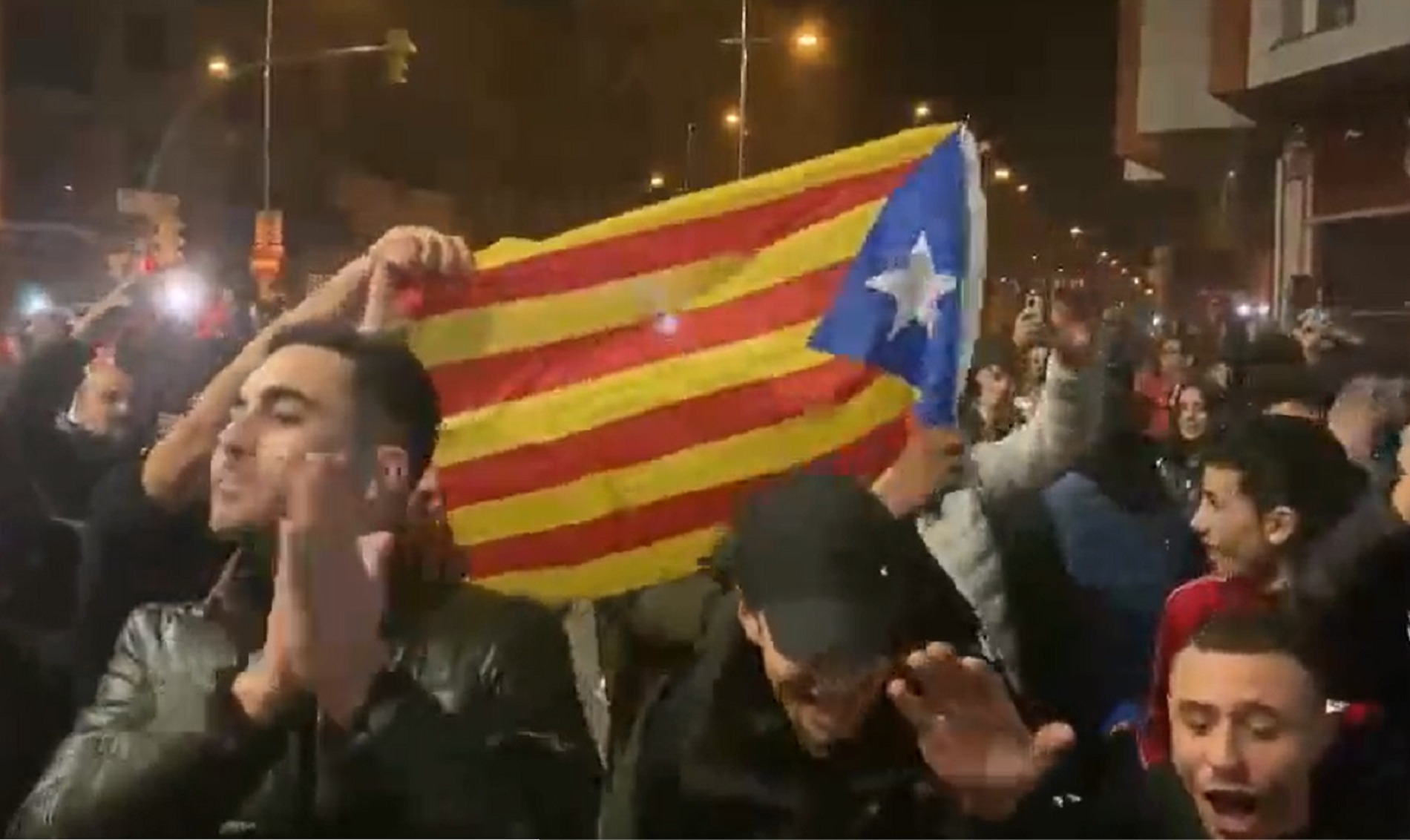 Esteladas y pilares: así celebraron los marroquíes la victoria contra España por toda Catalunya