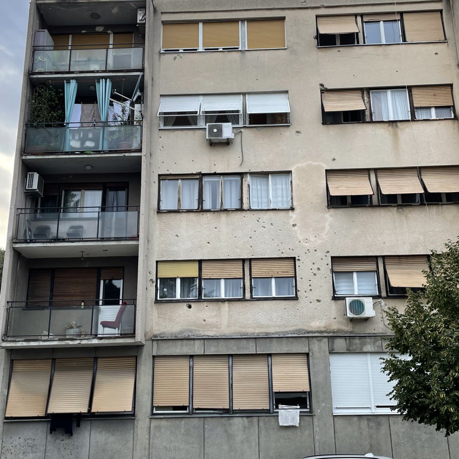 Edificio con restos de tiroteos en la facha en Knin