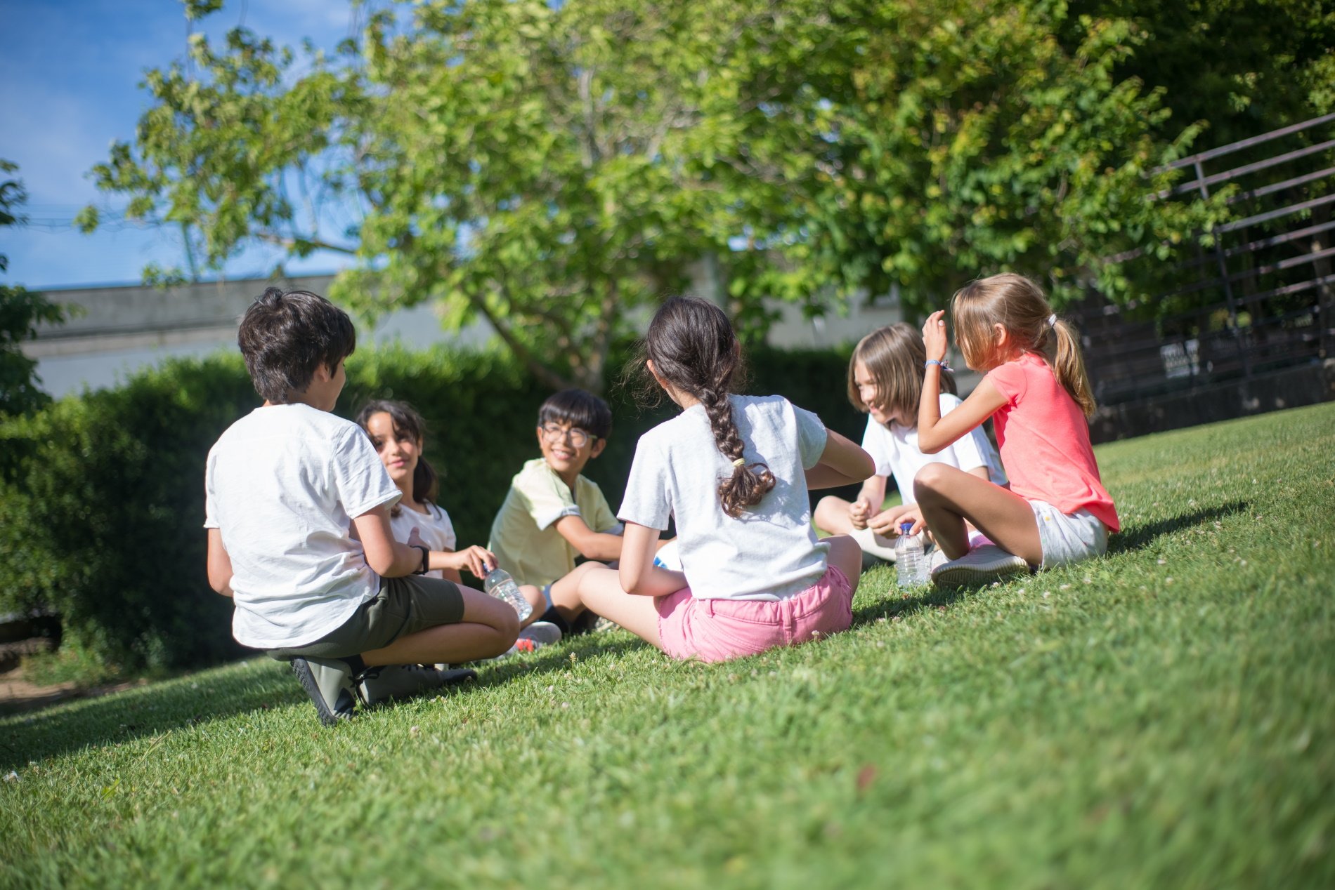 Niños y niñas plantean 10 preguntas a adultos de temas sociales: resultado impactante, solo un 51% de acierto