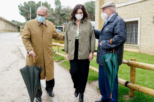 Joaquin Leguina, Isabel Diaz Ayuso y Nicolas Redondo Terreros / Europa Press