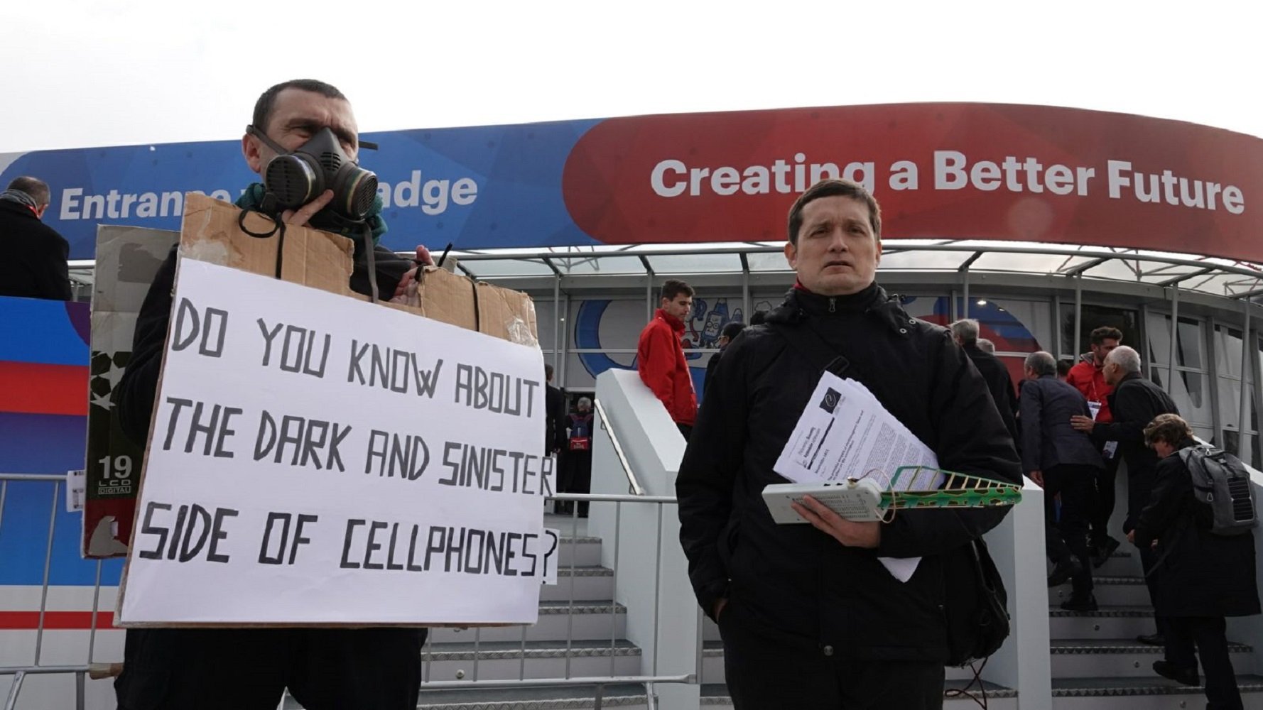 Activistes denuncien davant el Mobile les radiacions de la telefonia mòbil