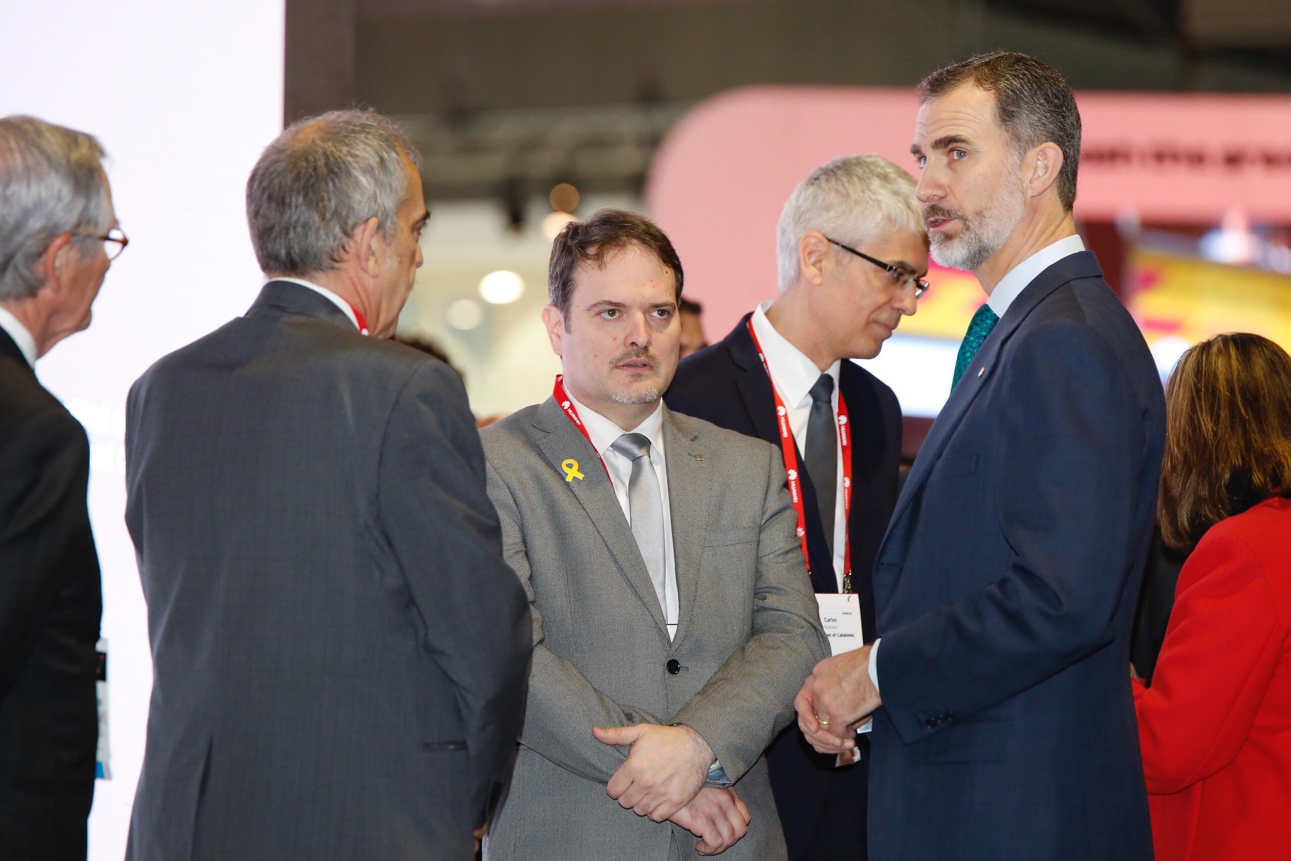 Yellow ribbons greet king Felipe in Catalan pavilion at MWC