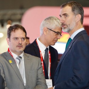 Yellow ribbons greet king Felipe in Catalan pavilion at MWC