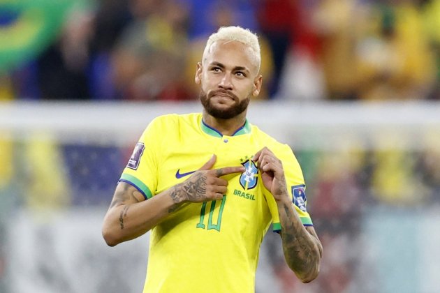 Neymar Brasil besa escudo / Foto: EFE - Esteban Biba