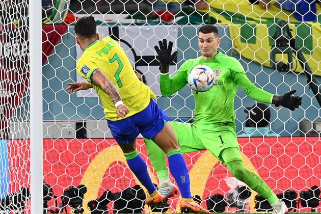 Lucas Paquetá Dominic Livakovic Croacia Brasil Mundial Qatar / Foto: EFE Lucas Paquetá Dominic Livakovic Croacia Brasil Mundial Qatar / Foto: EFE