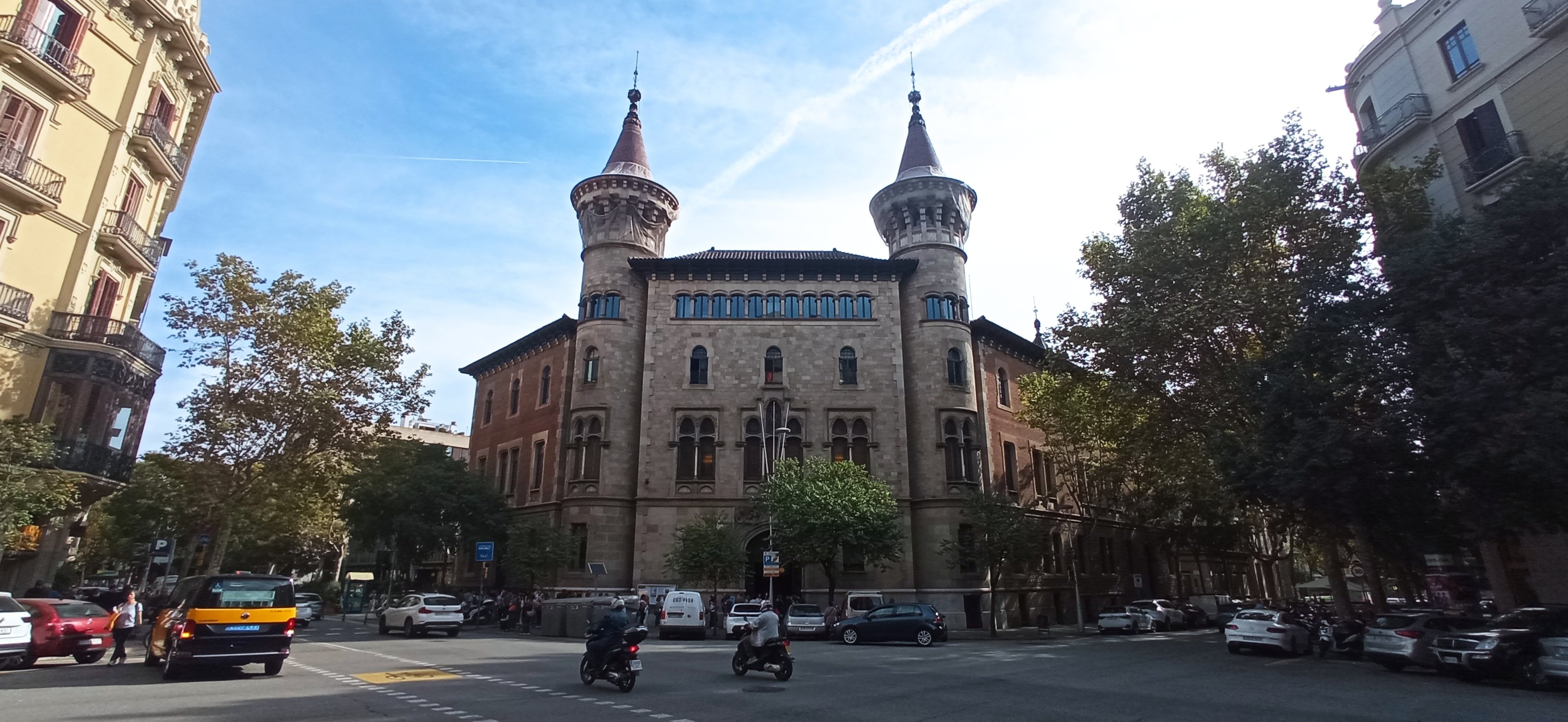 Así es el otro palacio de la música de Barcelona (por delante y por detrás)