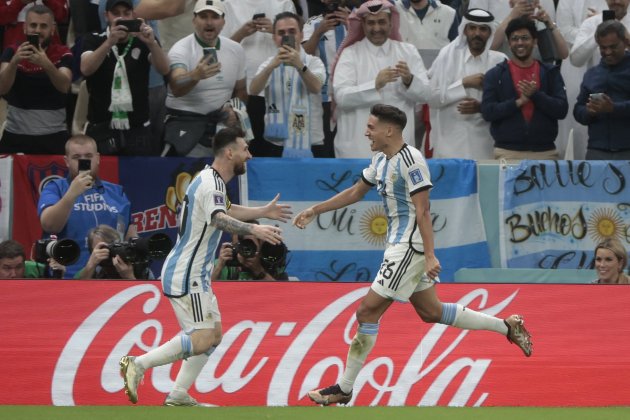 Messi y Molina celebrando la primera diana de Argentina ante Países Bajos / Foto: EFE Messi y Molina celebrando la primera diana de Argentina ante Países Bajos / Foto: EFE