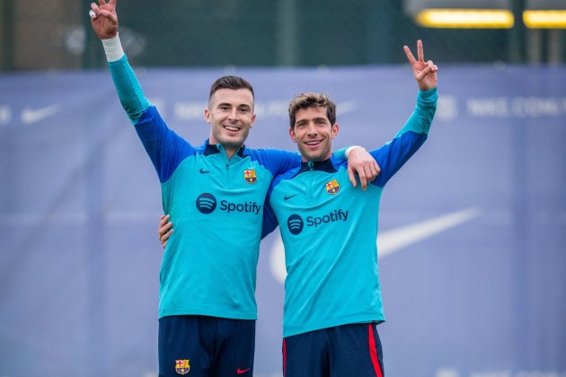 Iñaki Peña Sergio Roberto / Foto: @FCBarcelona_es Iñaki Peña Sergio Roberto / Foto: @FCBarcelona_es