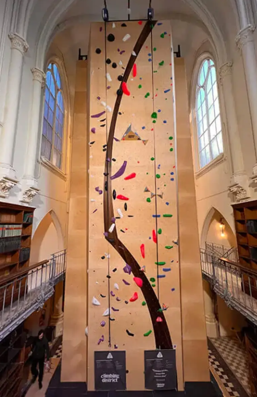 París estrena un rocódromo en una antigua biblioteca que antes fue una capilla