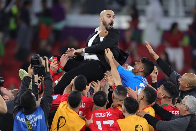 Marruecos celebra classificación semis manteo Walid Regragui / Foto: EFE - Abir Sultan Marruecos celebra classificación semis manteo Walid Regragui / Foto: EFE - Abir Sultan