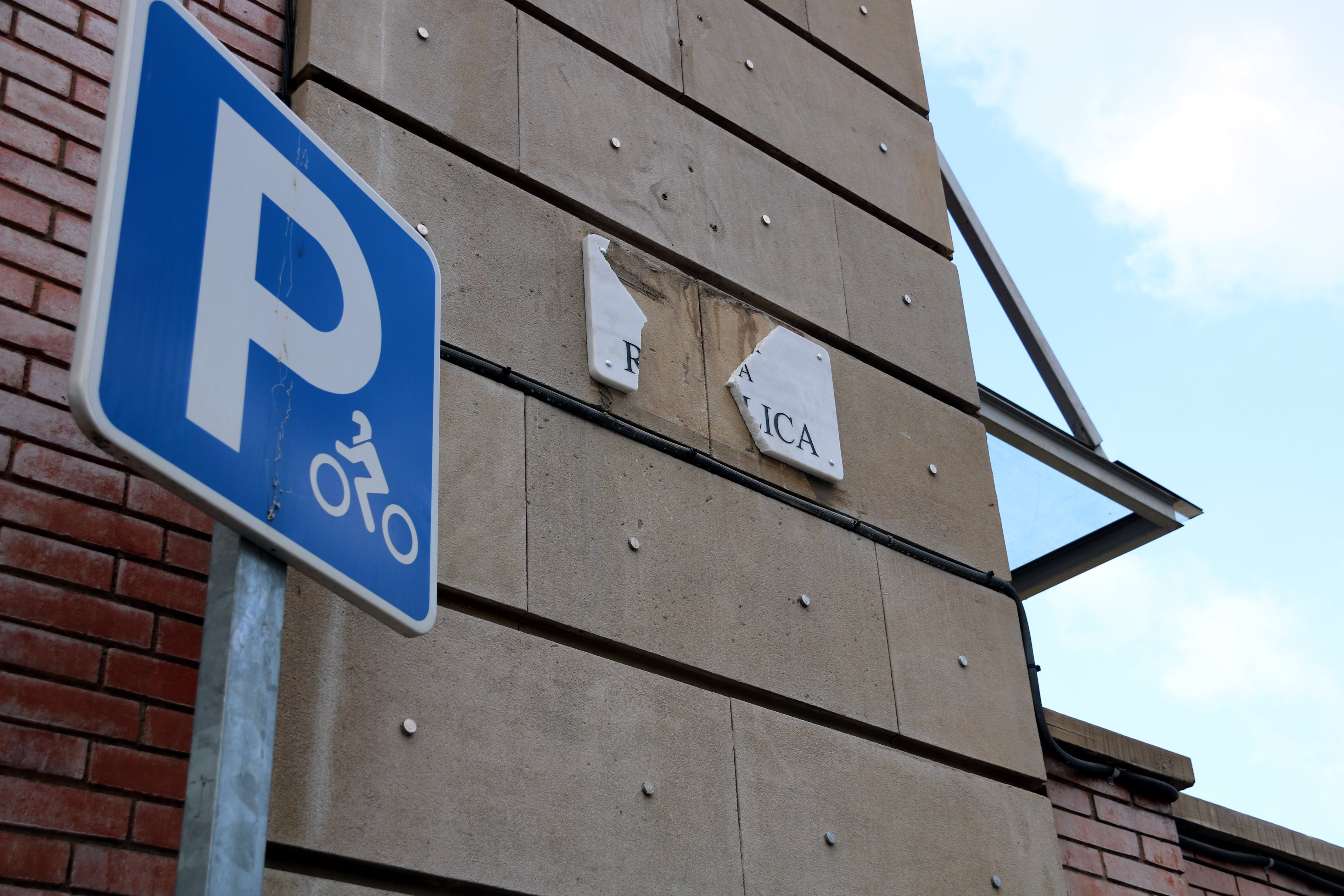 Trenquen la placa de la plaça de la República de Manresa