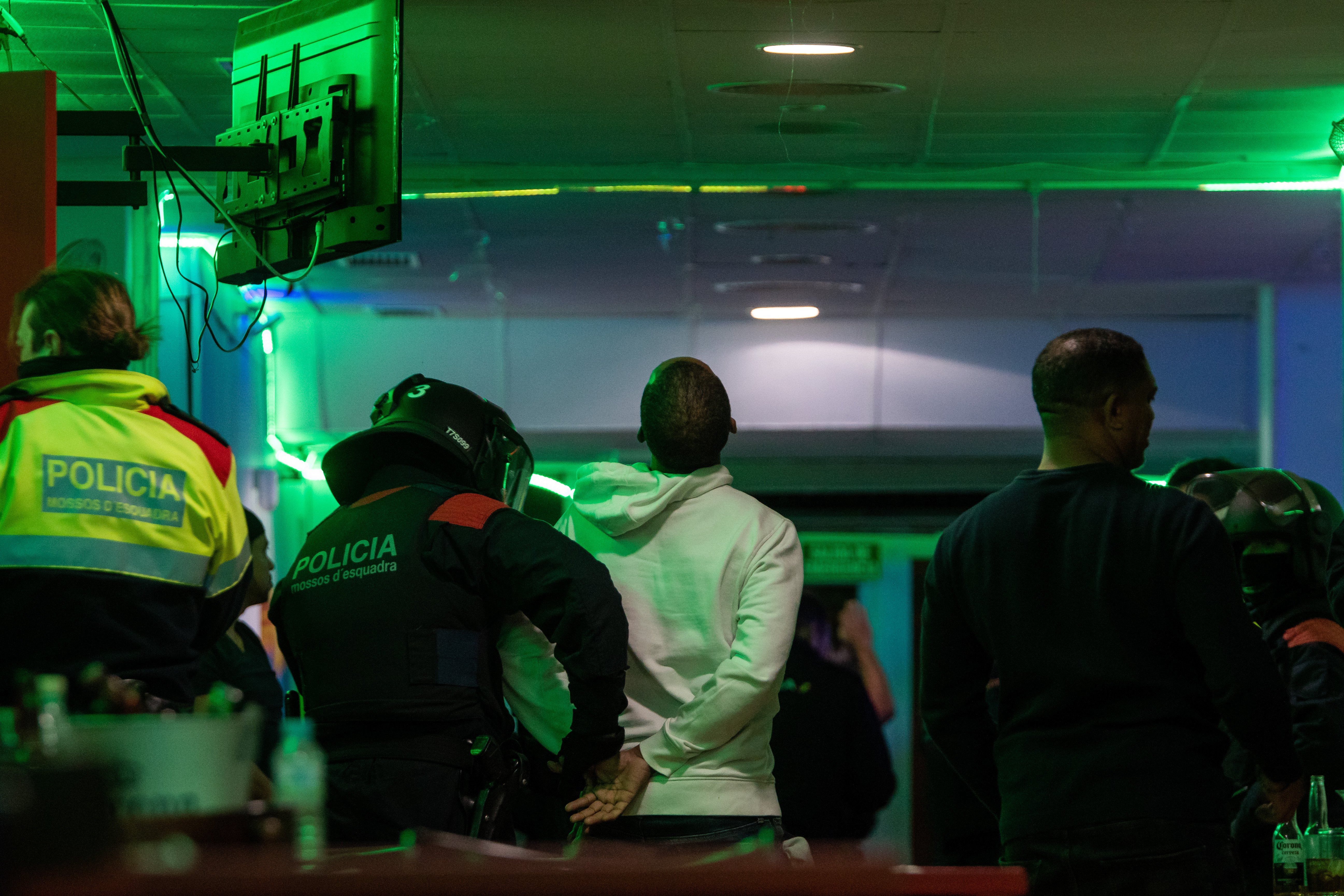 Escorcolls en bars de Reus per buscar armes i drogues: objectiu evitar la impunitat | FOTOS