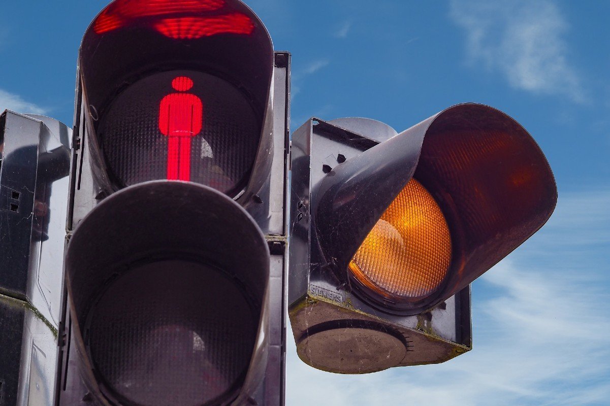 La DGT recomienda eliminar los semáforos fijos en ámbar parpadeante