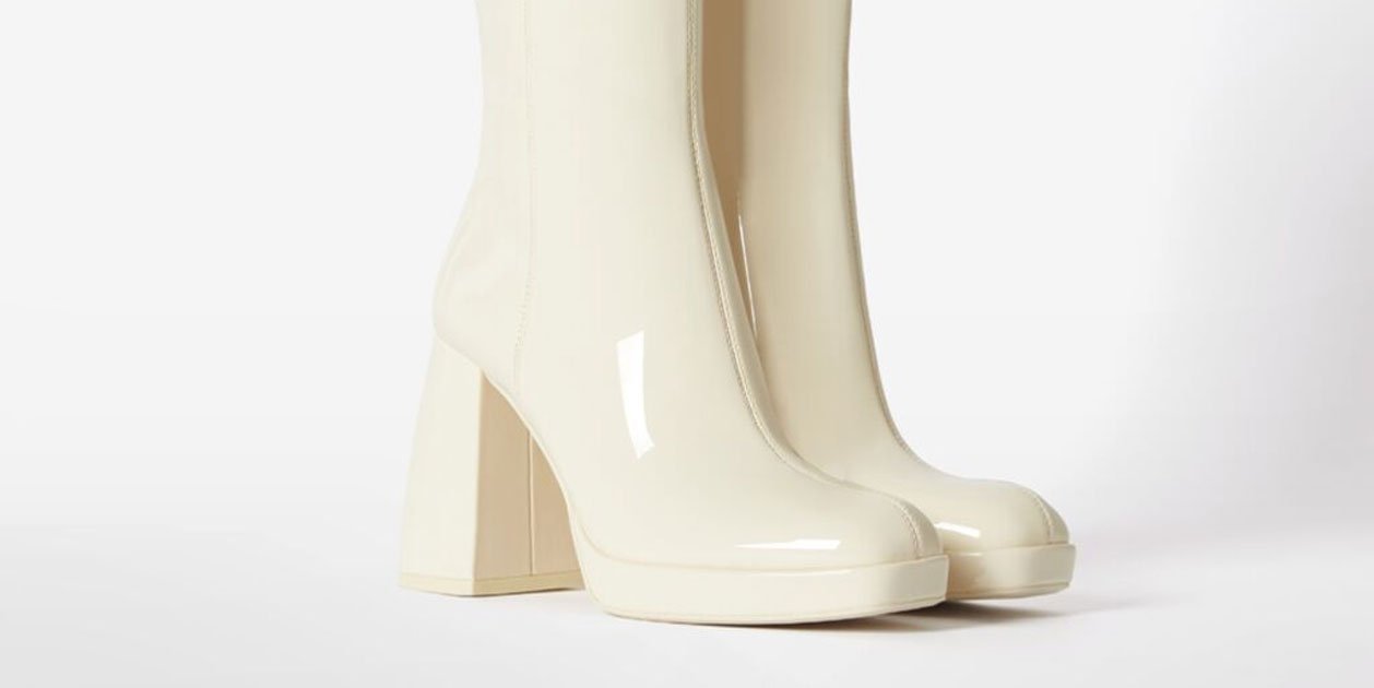 La bota con mini plataforma de charol blanco es el best seller de Bershka