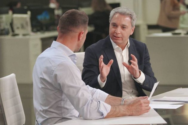 Vicente Vallés dóna indicacions a Joaquín Sánchez