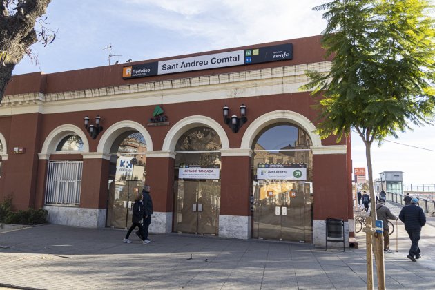 INAUGURACIO ESTACIO TREN ADIF SANT ANDREU estacio antiga tancada / Foto: Montse Giralt