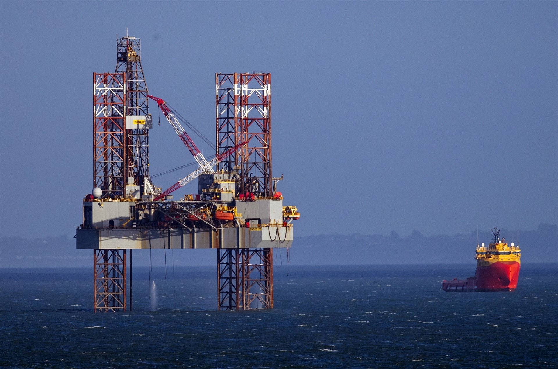 El petróleo baja el precio un 30%, pero la gasolina y el diésel no, ¿por qué?