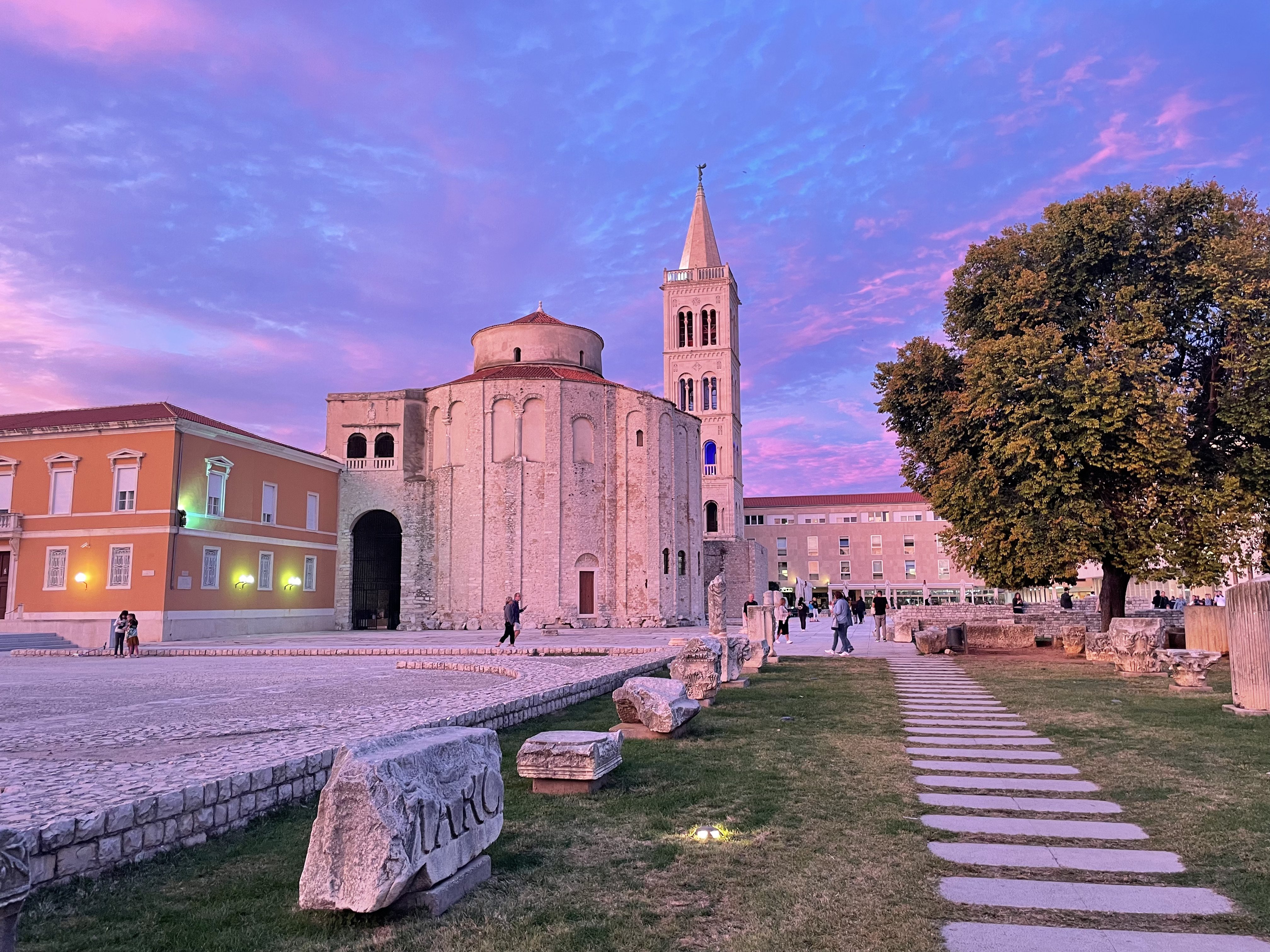 Centro de Zadar, un pueblo costero al norte de Split
