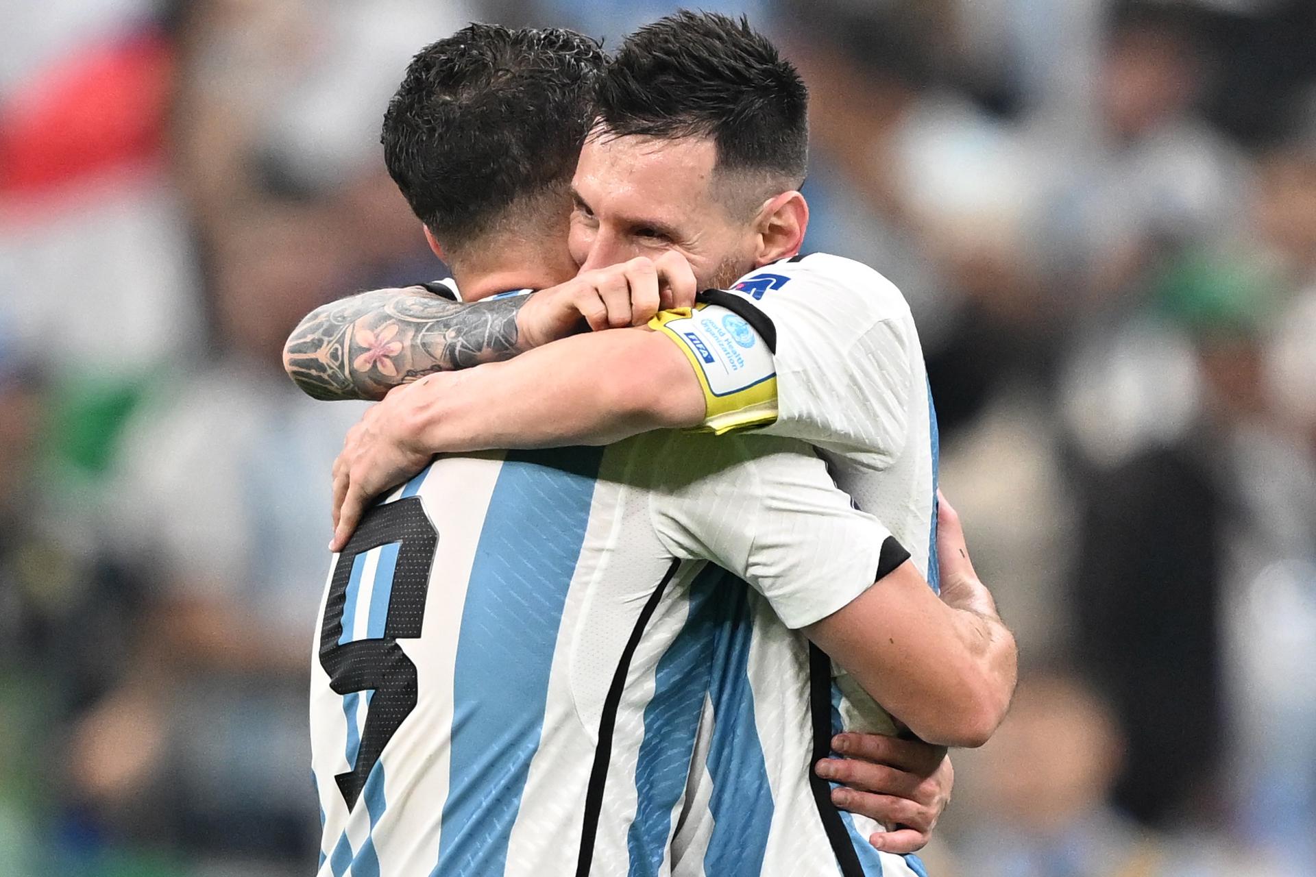 Leo Messi abraza Julián Álvarez gol Argentina Mundial Qatar / Foto: EFE