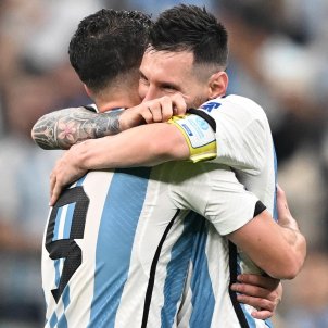 Leo Messi abraza Julián Álvarez gol Argentina Mundial Qatar / Foto: EFE