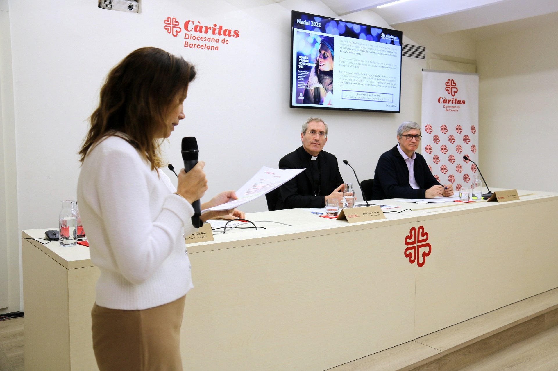 Presentación Cáritas, Miriam Feu, Mossen Javiern Vilanova y director Javier Busquets