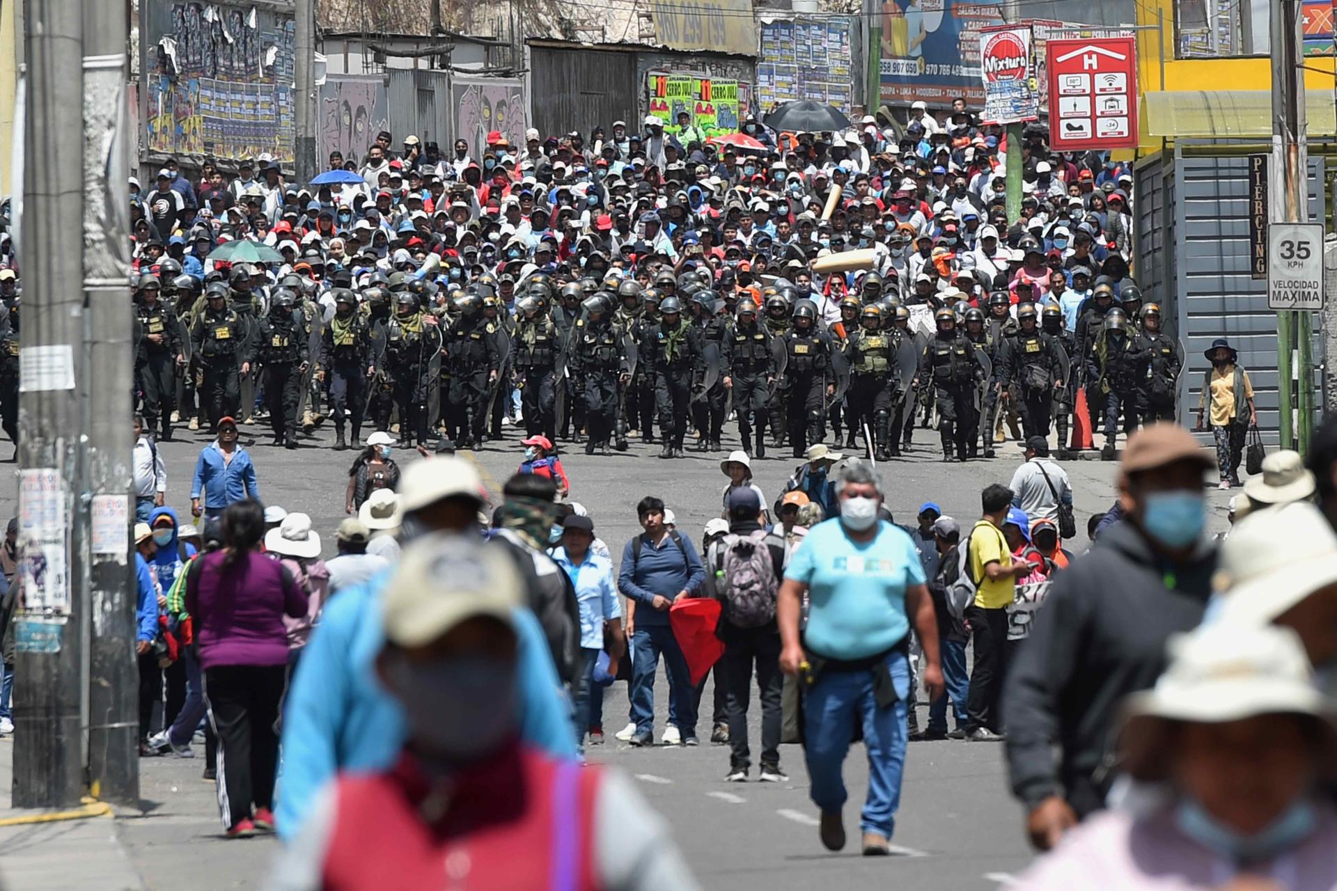 Perú declara el estado de emergencia en todo el país a raíz de las violentas protestas