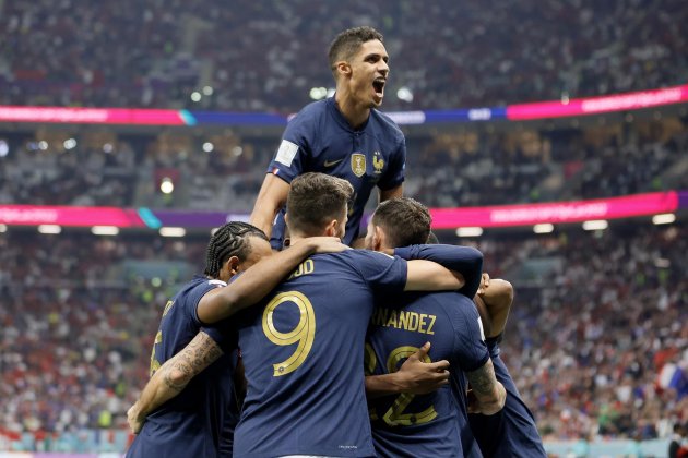 Jugadors França celebren gol Varane Marruecos Mundial Qatar / Foto: EFE