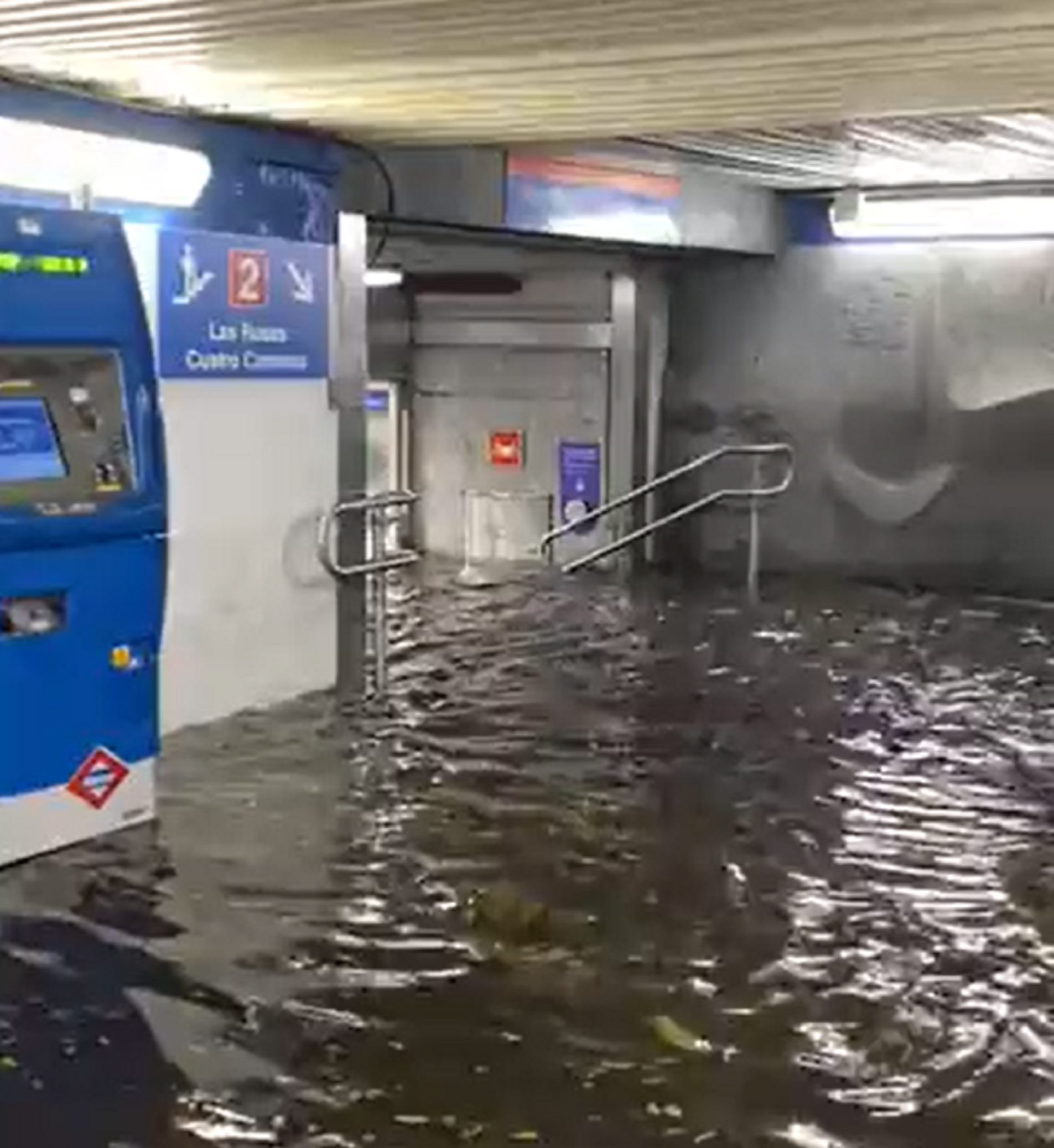 metro madrid inundació pluja / @crehpo_