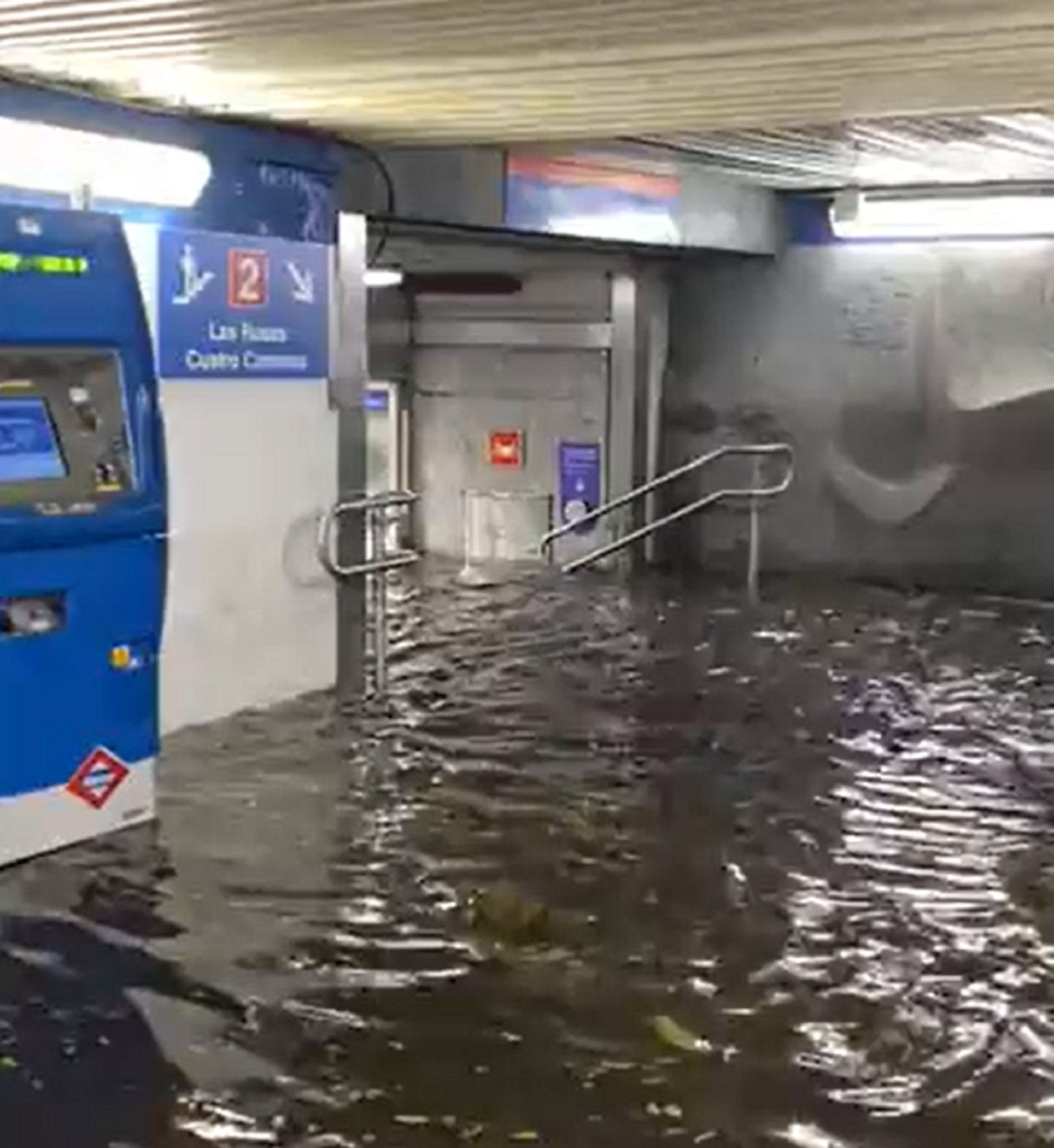 El Metro de Madrid se inunda y cae una lluvia de críticas a Ayuso y Almeida | VÍDEOS