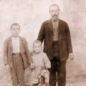 Neix Joan Riudavets, la persona més longeva de la història dels Paisos Catalans. Riudavets (esquerra) amb el seu germà i el seu pare. Font Wikimedia Commons