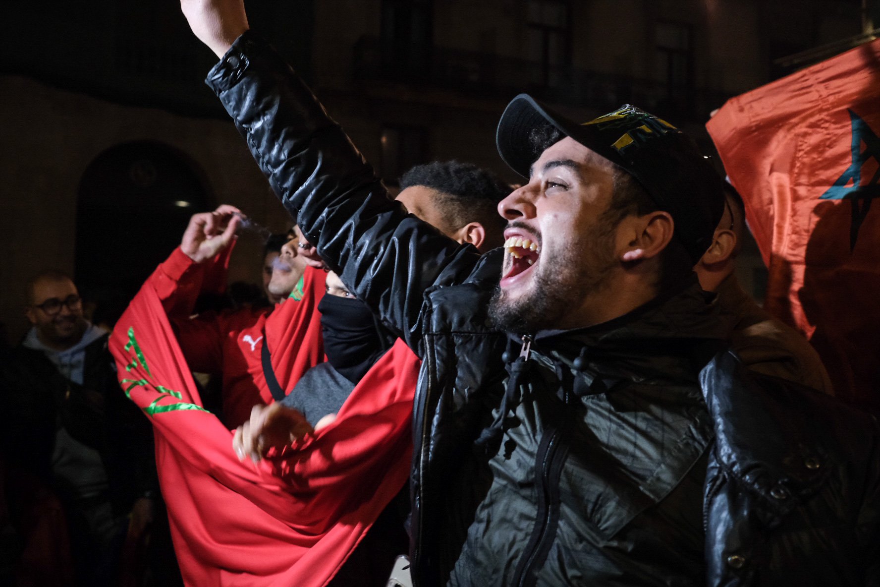 La afición de Marruecos, pese a la derrota, celebra en el centro de Barcelona su paso por el Mundial