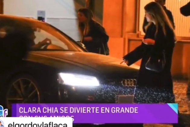 Clara Chía en el coche de Piqué, foto TV El gordo y la flaca