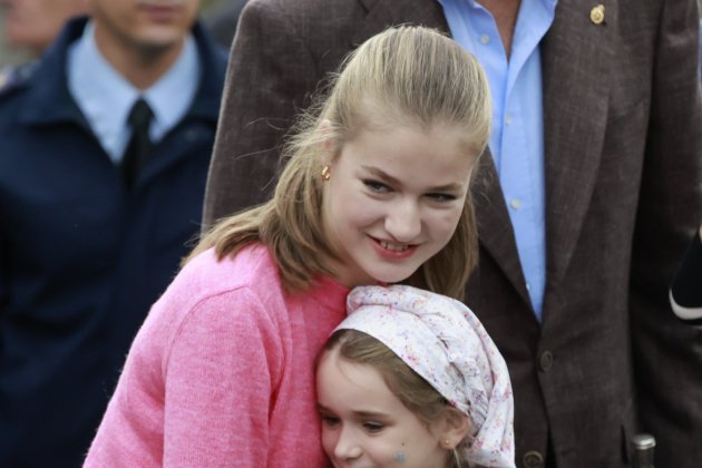 Leonor abraza a una niña 2022 GTRES Leonor abraza a una niña 2022 GTRES