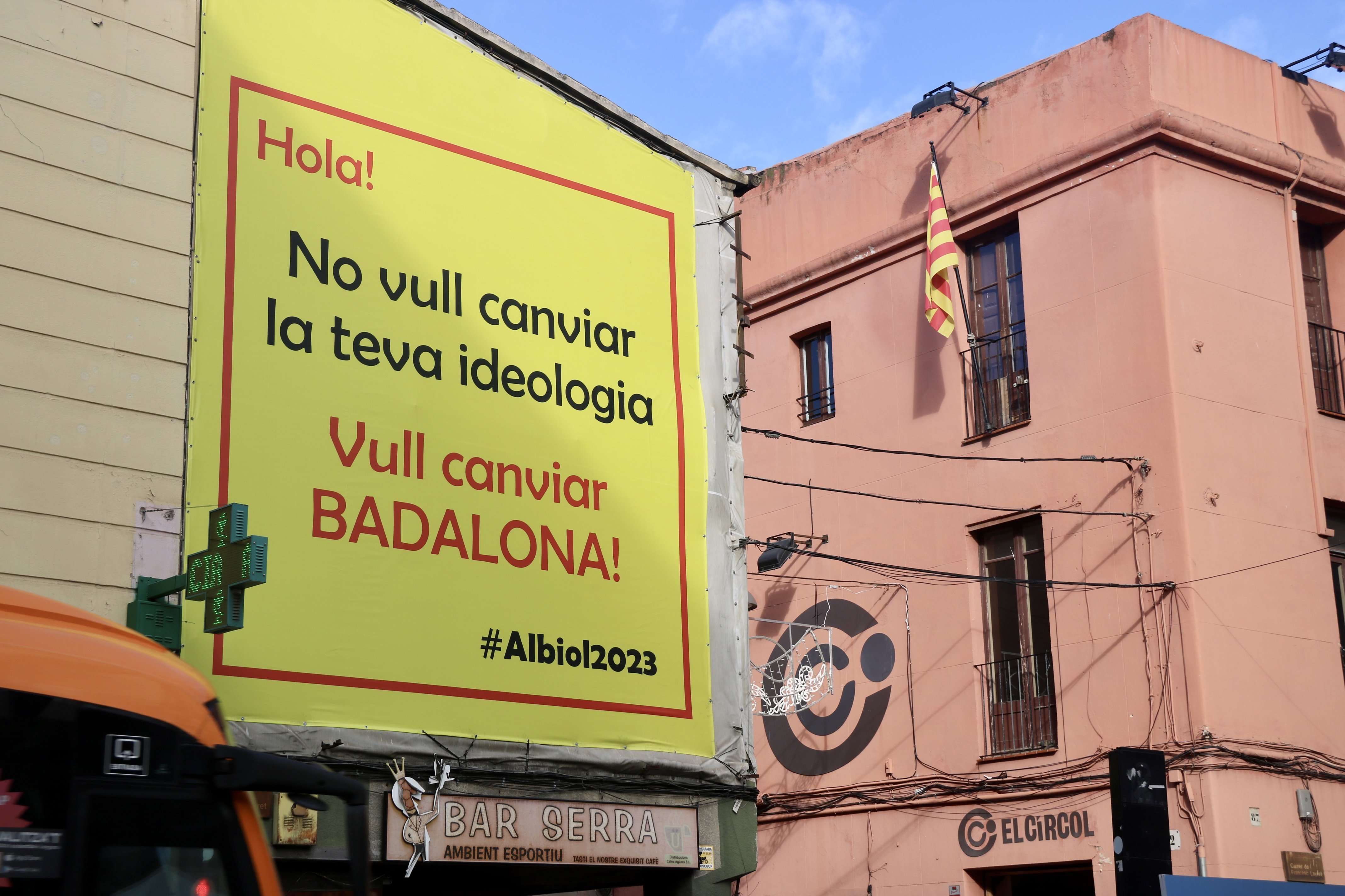 Albiol ya hace campaña en Badalona: la estética de los carteles recuerda a los independentistas del 9-N