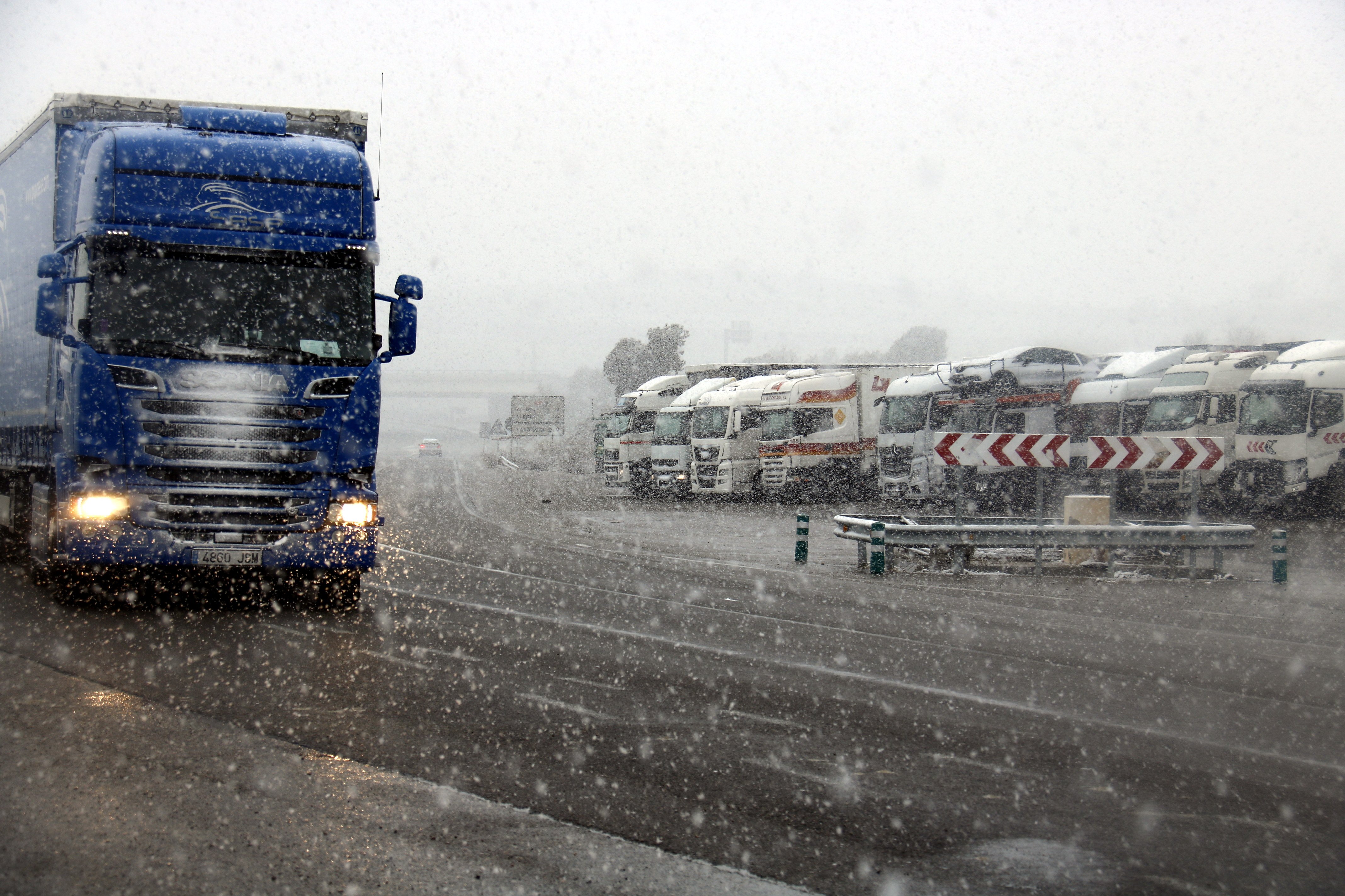 Restringit el pas de camions de matinada a cinc vies per la neu