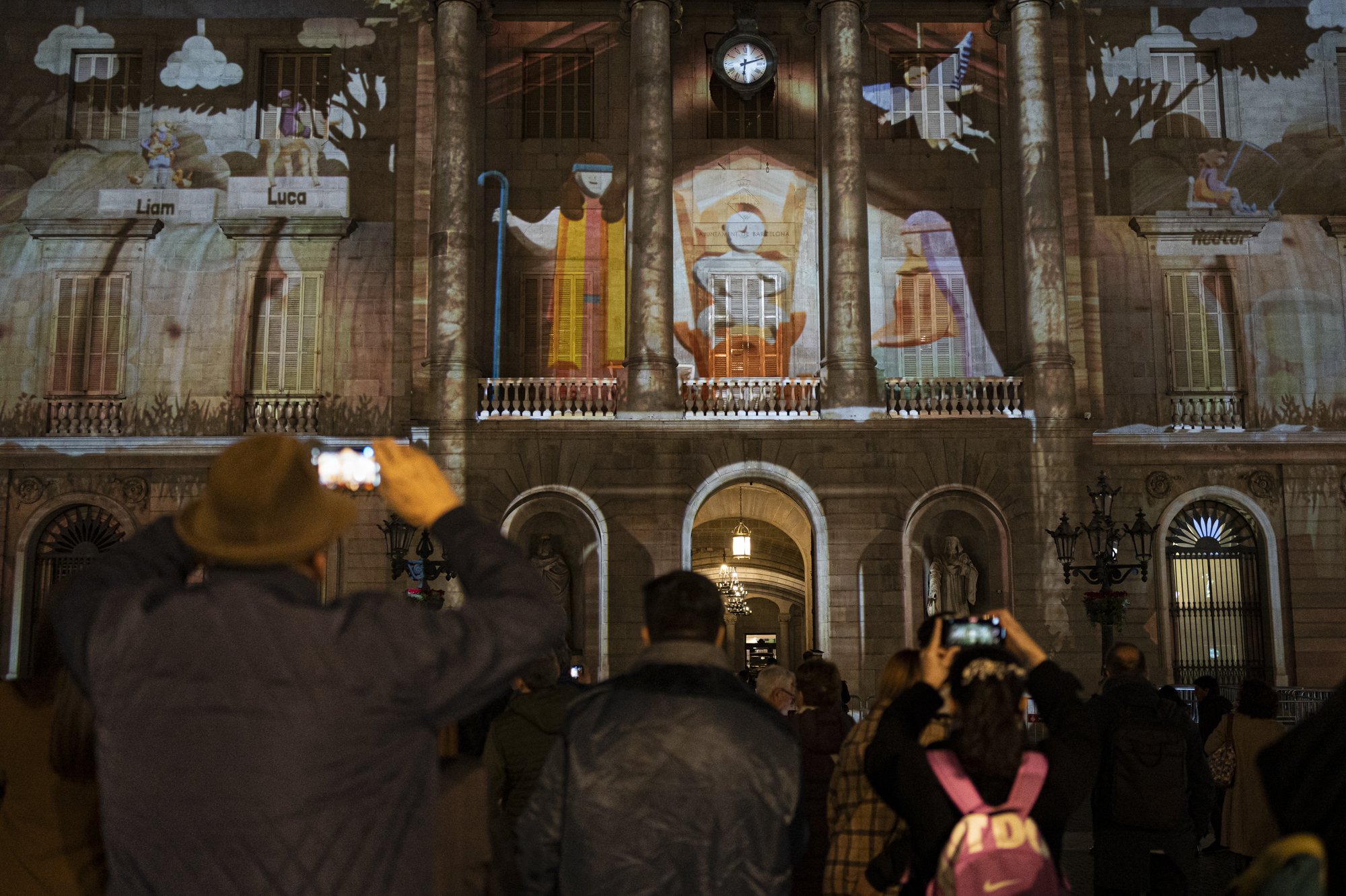 La Navidad se adelanta en Barcelona: el PP pone en marcha el debate por el pesebre de la plaza de Sant Jaume