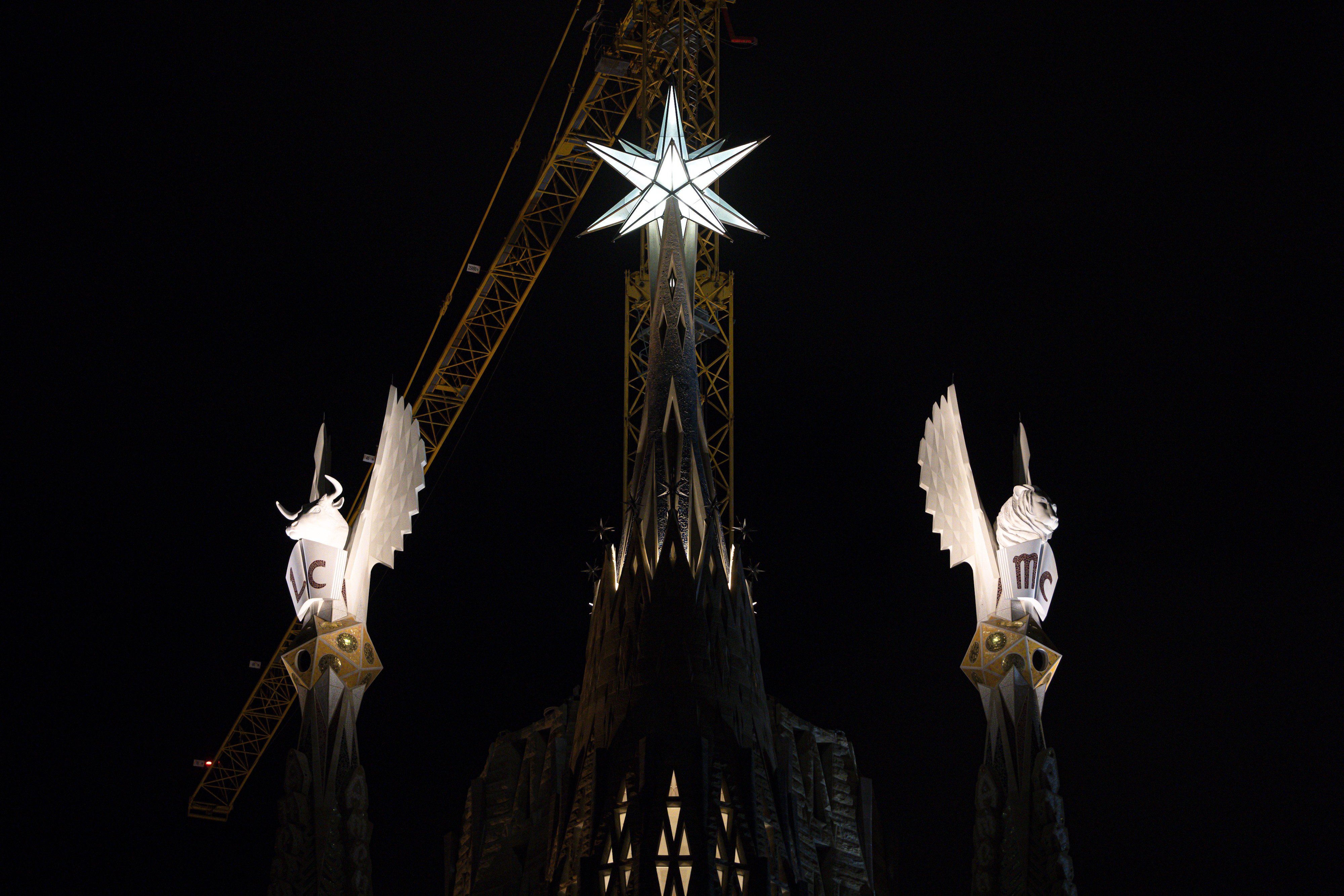 Així ha estat l'encesa de la il·luminació de les noves torres de la Sagrada Familia