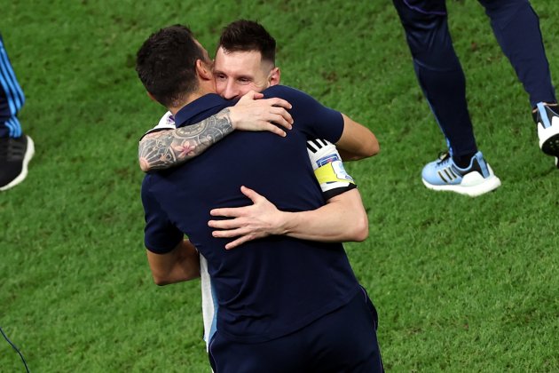 Leo Messi Lionel Scaloni abraçada Argentina semifinals / Foto: EFE - Tolga Bozoglu