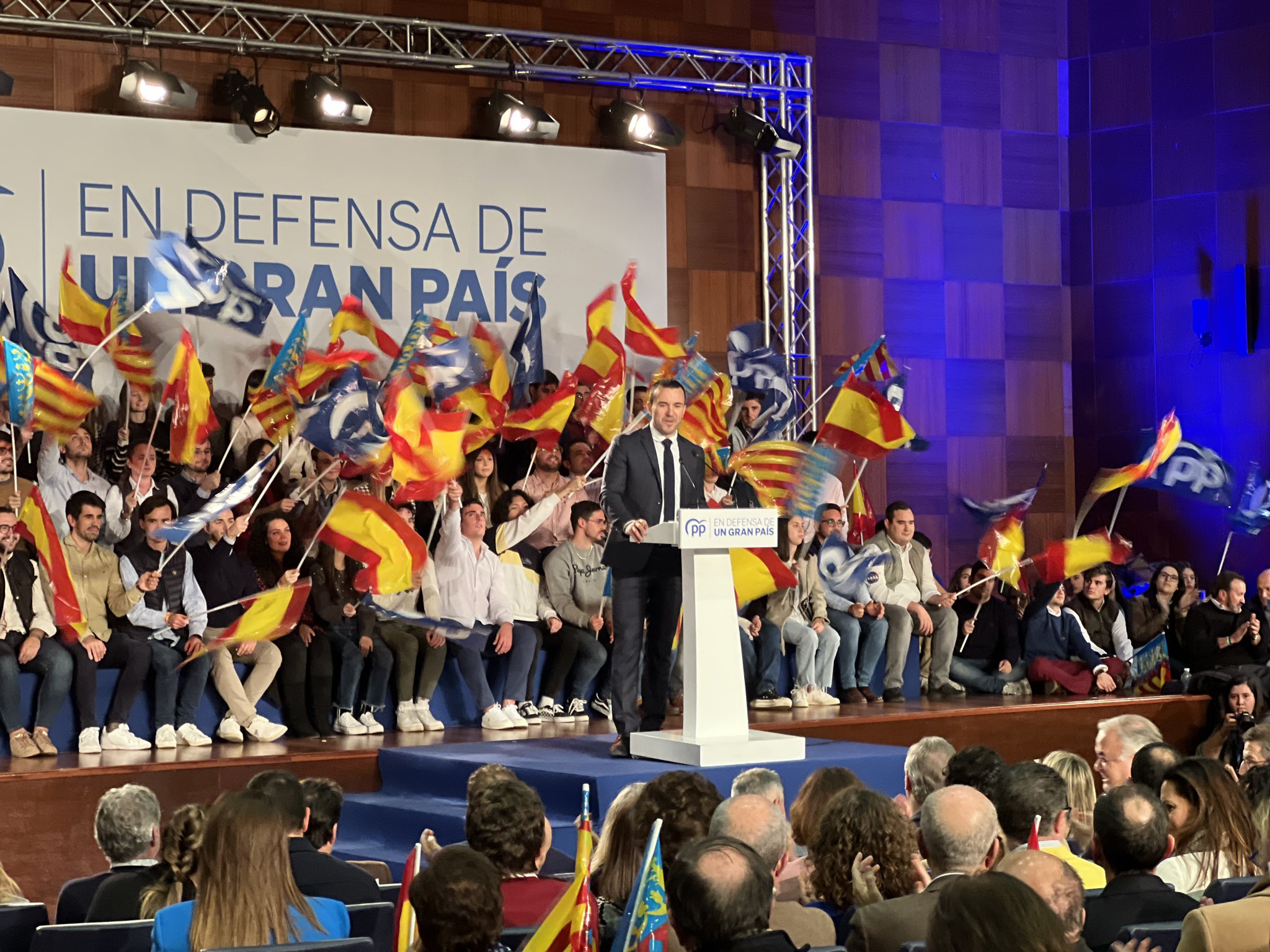 El presidente del PP valenciano, forzado a cambiar al castellano delante de Alberto Núñez Feijóo | VÍDEO