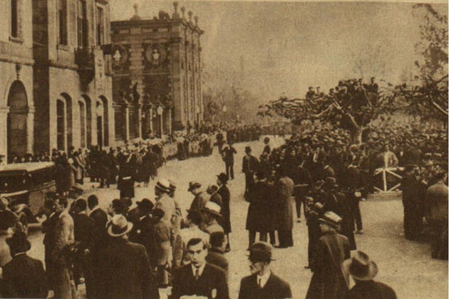 Sessió constitutiva del 15 12 1932 (exterior). Font Institut Municipal d'Història de Barcelona