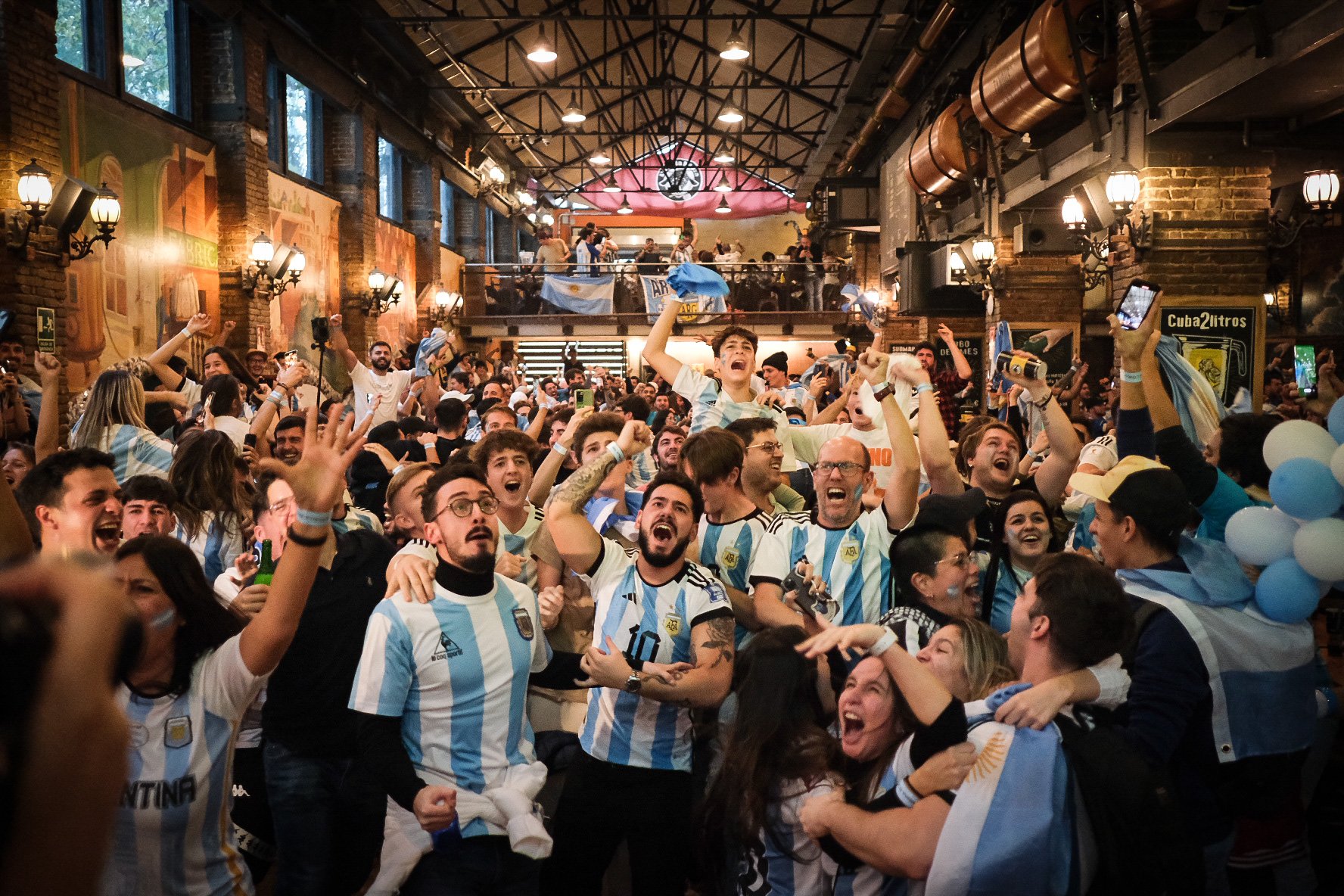 Barcelona fills with fans celebrating Argentina's triumph and Messi's glory | VIDEOS