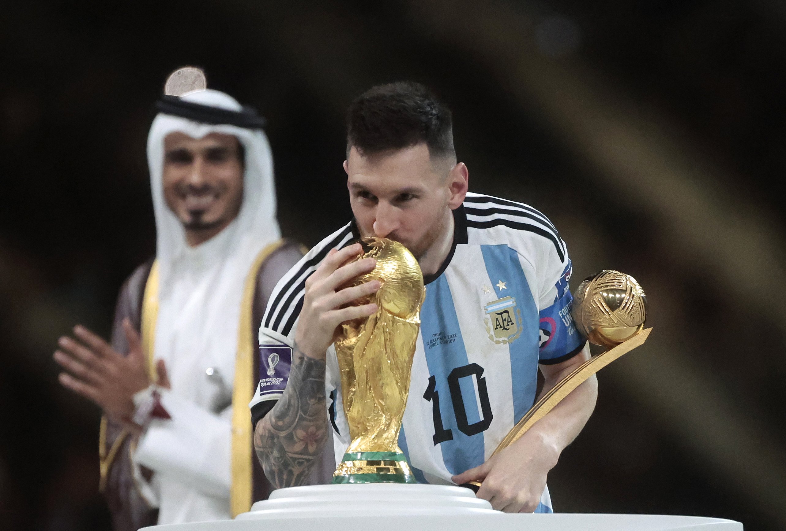 Leo Messi besando trofeo Mundial / Foto: EFE - Juan Ignacio Roncoroni