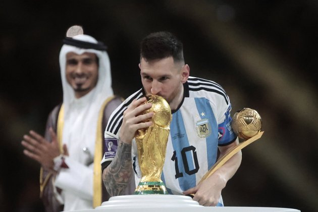 Leo Messi besando trofeo Mundial / Foto: EFE - Juan Ignacio Roncoroni