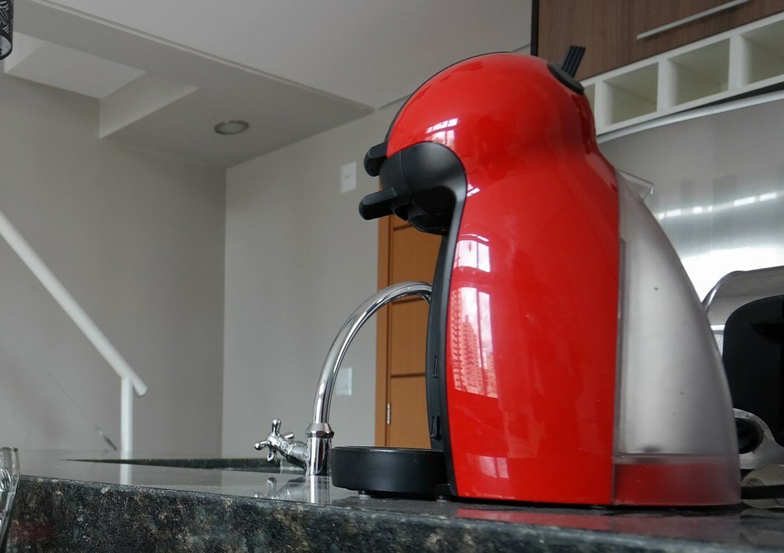 Ni si te ocurra: a las cafeteras de cápsulas no se les pone leche en el depósito del agua