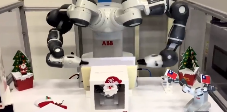 El robot que dobla camisas, también envuelve regalos