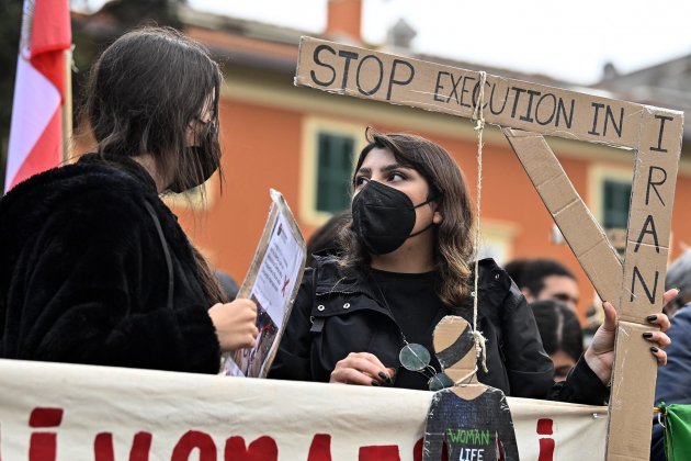 manifestantmostren su solidaridad con los manifestantes iraníes