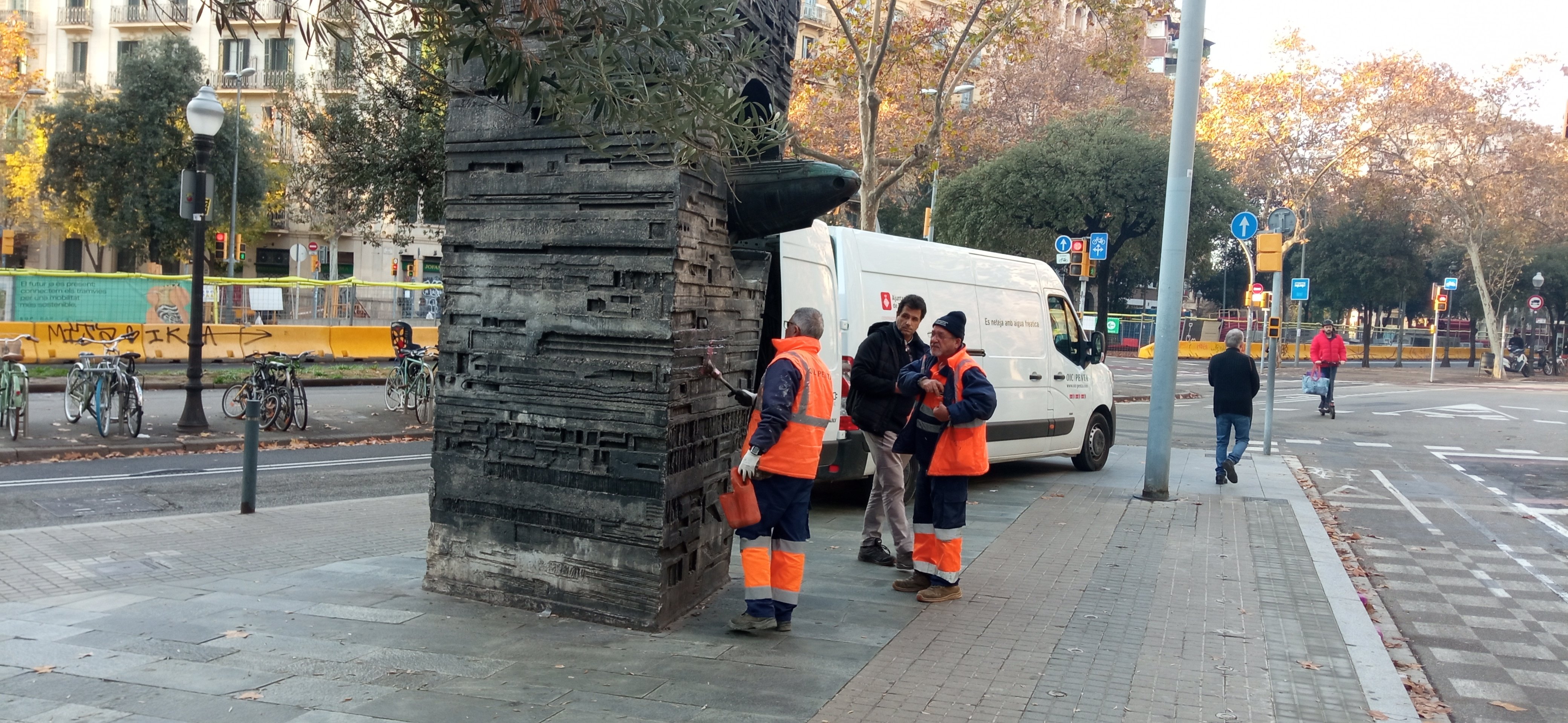 El Ayuntamiento de Barcelona empieza a 'desvandalizar' el monumento de Subirachs a Monturiol