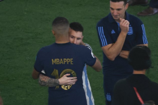 Leo Messi Kylian Mbappe Argentina Francia abrazo