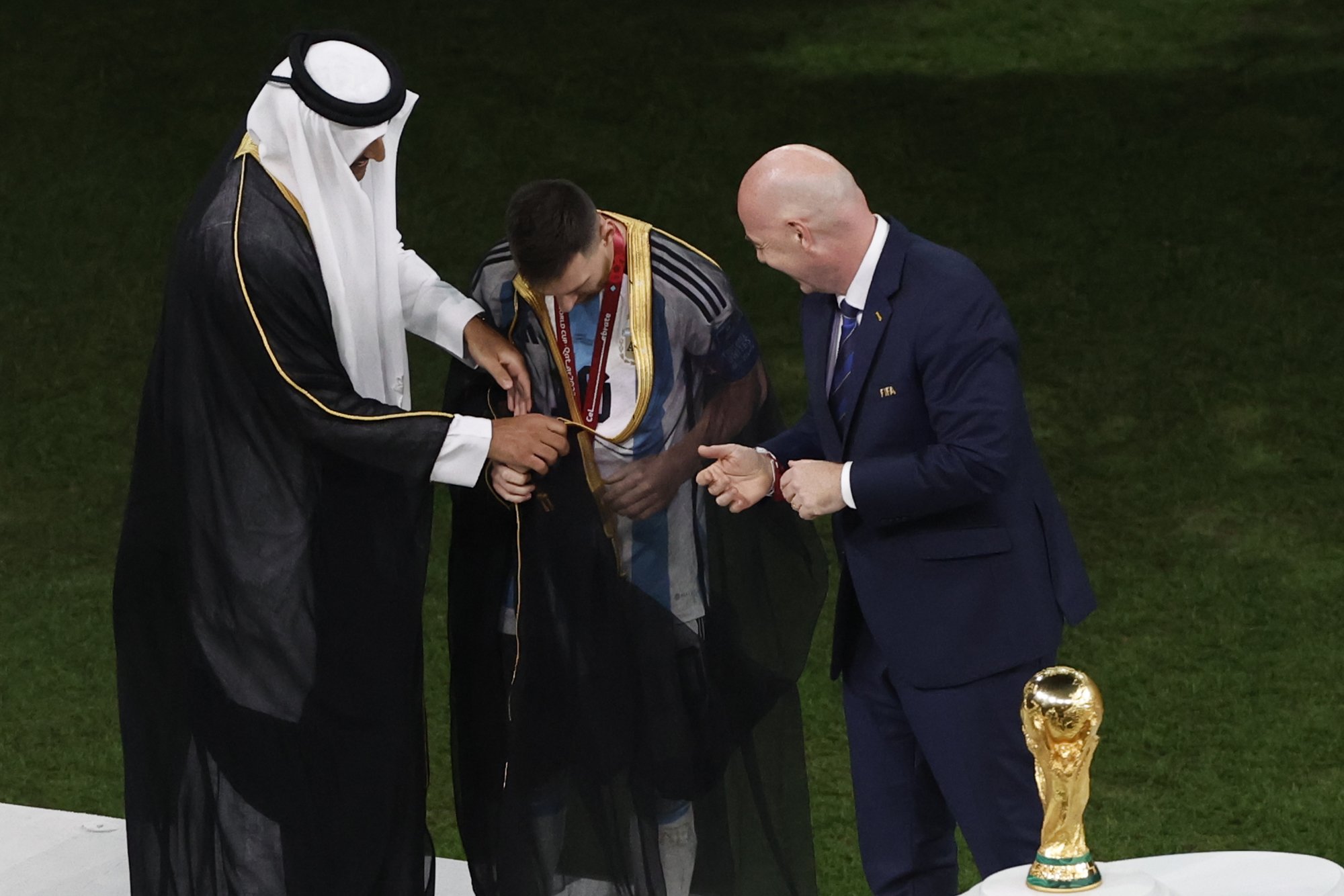 El significat de la toga que l'emir de Qatar va posar a Messi