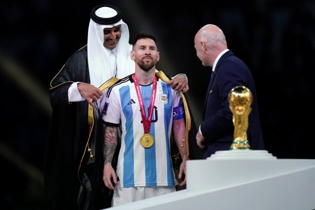 Messi recibiendo la Copa del Mundo / Foto: Europ Press Messi recibiendo la Copa del Mundo / Foto: Europ Press